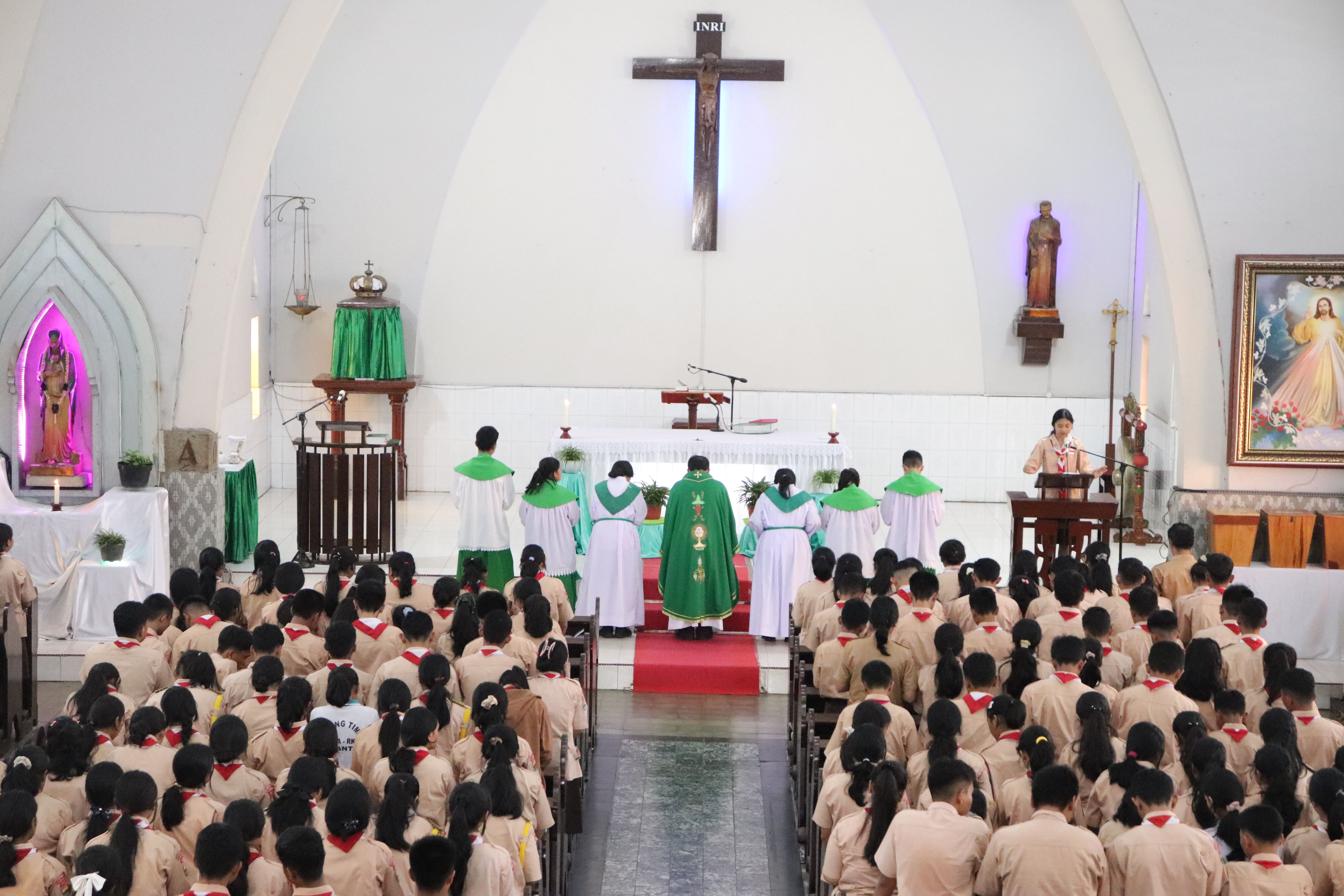 Misa Bulanan semua guru/pegawai dan siswa yang beragama Katolik