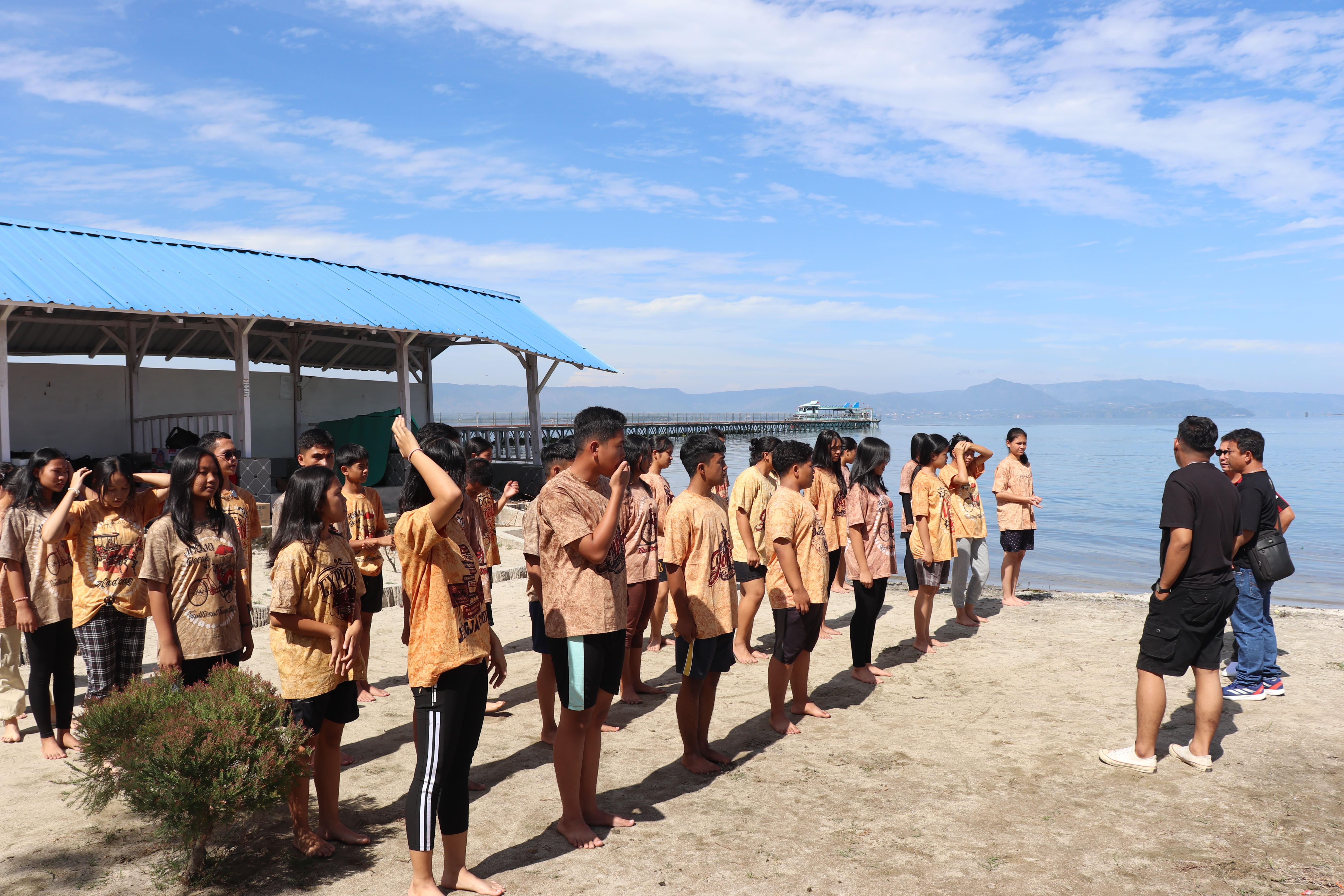 Rekreasi PanMos ke Pantai Pasir Putih Parparean 