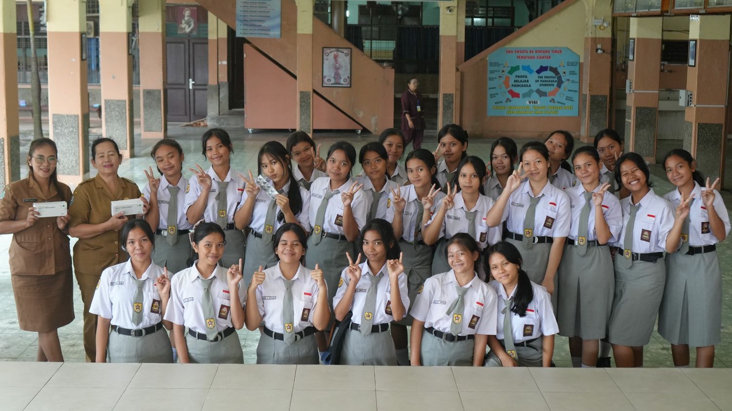 Pemeriksaan kesehatan dan pemberian vitamin khusus putri kelas X