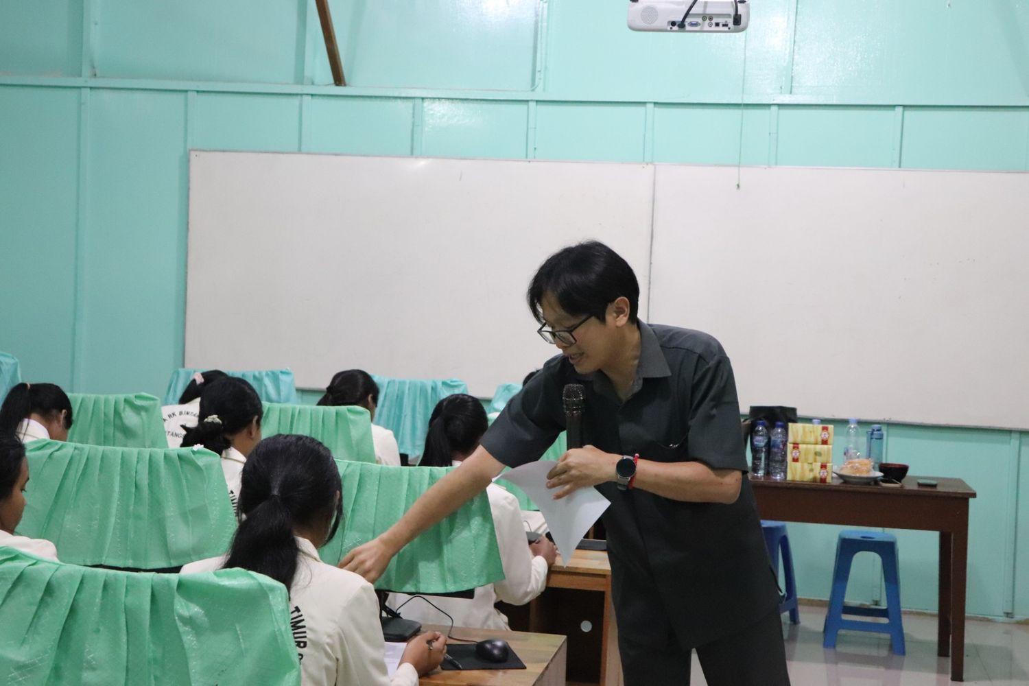 Pertemuan kepala sekolah dengan Herman Fukada/UNHKBP untuk menjalin Kerjasama Tes TOEFL kelas plus