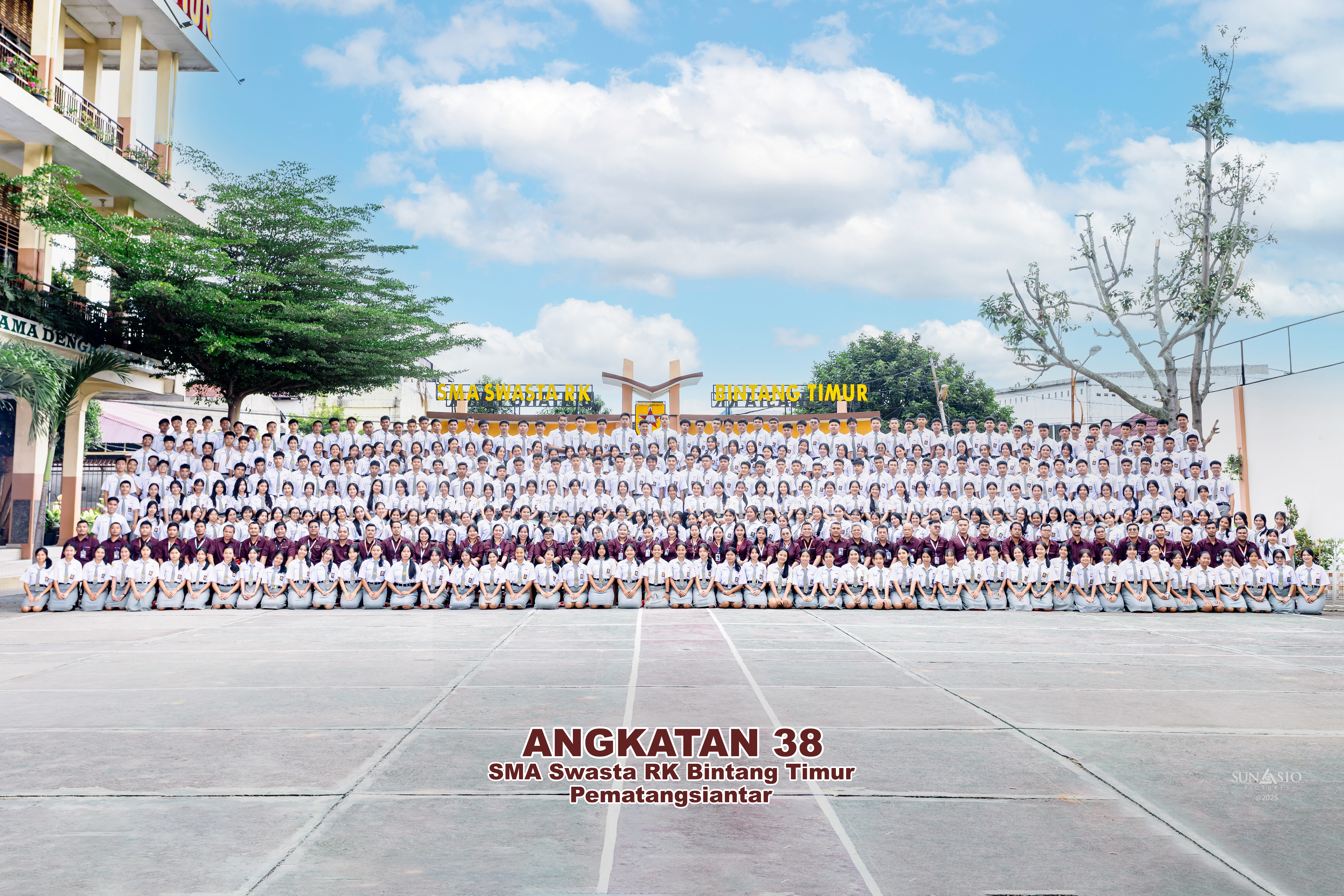 Persiapan pelepasan. Foto bersama guru/pegawai dan siswa kelas XII