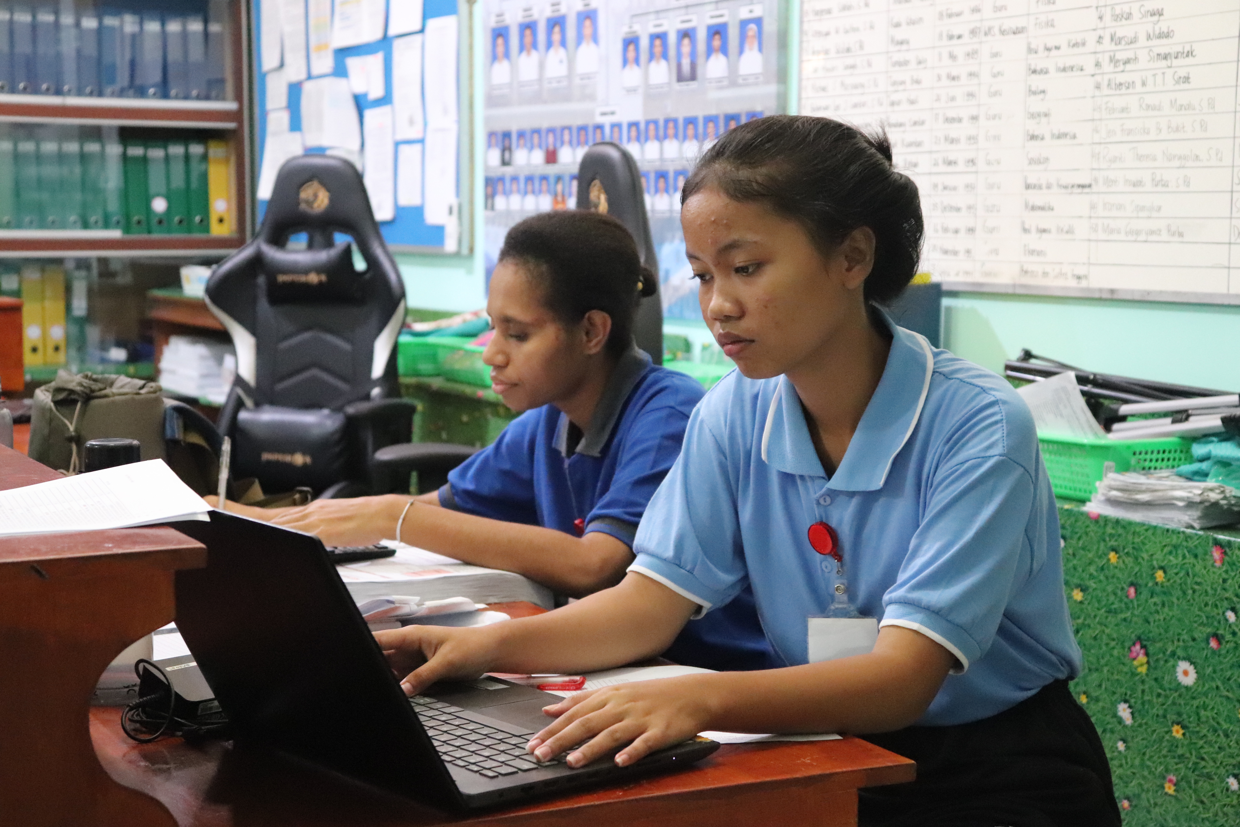 Dua orang siswi SMK Bintang Timur Pematangsiantar menjalani Praktek Kerja Industri (Prakerin) di SMA Swasta RK Bintang Timur Pematangsiantar